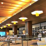 加賀屋別邸 松乃碧 - 落ち着いた雰囲気の広いロビー