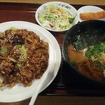 大王 - 叉焼ｺﾞﾛｺﾞﾛ炒飯+半拉麺+揚物+ｻﾗﾀﾞ990円