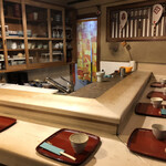 佳景 - 檜のカウンター、壁付けされた食器棚や壁の装飾などもどれもとても素敵で何とも言えない居心地の良い空間でした。
                                店主のお父さまがお寿司やさんをされていた時のままなのだそうです。