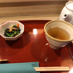 佳景 - 最初に出てきた煮浸し、
                                ほうじ茶も香り高くて美味しかった。