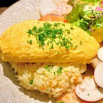 Bistro Hamaif - ふわふわオムライス。包まないタイプです。それだけで「太陽のような気持ち」になれるからオムライスってすごいな、って素直に思います。