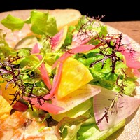 ビストロ ハマイフ - 彩り鮮やかなサラダは、あくまで自然の食材の色味を活かして。