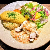 ビストロ ハマイフ - お肉＆オムライスのプレート。この日の肉料理はチキンのクリーム煮。