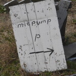 ミエポンプ - 少し離れた畑の中に駐車場が