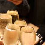 餃子とスパークリング バブルス - ちょっと飲んでから乾杯♪