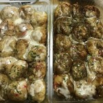 たこ焼き　藤田川 - 左上がクレージーソルト・左下が醤油右がソースです。