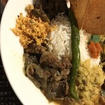 ポルキリ - 左側のカレー