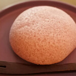 Kasuga Taisha Kafe Shoppu Kaon - 小菓子は結灯籠(大和芋まんじゅう)。
                      奈良で採れた大和芋（やまといも）を使った山芋まんじゅうだよ。
                      皮がふっくらもっちり、餡も甘さ控えめでボキ好み。