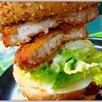 ラッキーピエロ - 函館山バーガー中間層は、人気№３トンカツバーガー