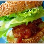 ラッキーピエロ - 函館山バーガー最上部は、人気№１チャイチキ