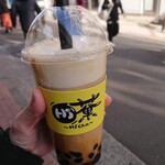 Hi茶 - 黒糖烏龍ミルクティM  480円+岩塩チーズフォーム20円