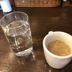 トプカ 神田本店 - スープは溶き玉子のスープです。ヤカンからコップに注いでました。
