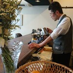 いなだ珈琲舎 - 美味しいコーヒーをいれるマスター。
      マスター、いつもありがとう。