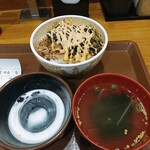 Sukiya - ★★★高菜明太マヨ牛丼セット 650円 スープとデザートが体に良さそうだったので注文してみた！このコンセプトは好きだ！
