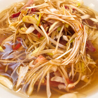 三和楼 - 葱油麺(ネギそば) ¥800  こちらのラーメンは出汁が効いたサッパリスープが、食事との相性抜群。葱のシャキシャキ感と細切りチャーシューのコクがいいアクセントに。麺にもう少しコシがあると理想です。 三和楼 - 葱油麺(ネギそば) ¥800  こちらのラーメンは出汁が効いたサッパリスープが、食事との相性抜群。葱のシャキシャキ感と細切りチャーシューのコクがいいアクセントに。麺にもう少しコシがあると理想です。