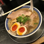 つけめん舎 一輝 - 佐野ラーメン系中華そば（チャーシュー大盛り）850円
      （＋味玉 120円）