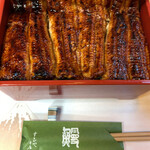 駿河屋 - うなぎ1.5尾はお重をはみ出すほど大きめです。
