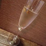 ナムナム - ちょい飲みセットの１杯目はスパークリングワイン