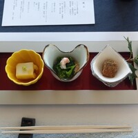 広島 なだ万 - 先付は、ふぐ白子湯葉豆腐、べっこう餡　山葵、甘えび　菜種煮浸し、鰯香梅煮　土佐和え