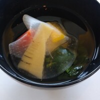 広島 なだ万 - 吸い物は、帆立湯葉しんじょ　筍、金時人参、法蓮草、柚子、薄氷大根
