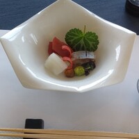 広島 なだ万 - 造りは、三種盛り合わせ　あしらい一式