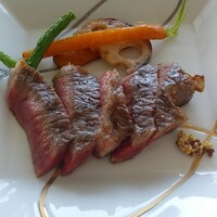 広島 なだ万 - 焼き物は、熊本産黒毛和牛サーロインステーキ　添え野菜　薬味一式