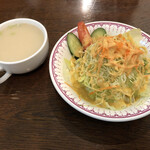 ネパーリチュロ - セットのサラダと野菜スープ