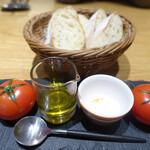 RESTAURANT hidamarino - hidamarinoバケット、ニンニクとトマトえを擦り付けて。