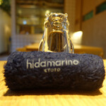 RESTAURANT hidamarino - クマモンのガラス細工とお手拭き