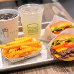 SHAKE SHACK - シャックバーガーとポテト、レモネードとコーラ。