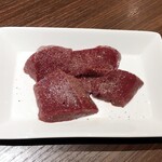 炭火焼肉ふじた - 絶品塩レバー650円。