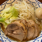 らーめん 陸 - 豚増しらーめん大盛＋味付玉子