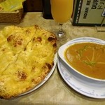 DURGA - マトンと玉葱のカレー、ガーリックナン、マンゴーラッシー