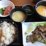 Keiou Takao San Onsen Gokurakuyu - 麦とろ牛タン御膳¥1550