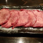 厚肉焼肉ホルモン 牛SUKE - 上タン(1078円)