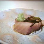 菊鮨 - 鰆（糸島）松前漬けで・・鰆はこの時期旬だそうですが、脂がのりとても美味しい。 この厚みで」出されるのは嬉しいですし、より旨みを感じます。 松前漬けの味わいもいいこと。