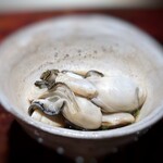 菊鮨 - いろは島の牡蠣、ポン酢で・・いろは島の牡蠣は小ぶりですが、旨みが凝縮していて美味しい。