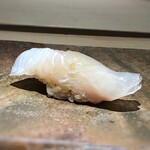 菊鮨 - 平目昆布〆・・一晩寝かせ、塩と昆布で締めた品。 平目の甘みを感じ、美味。