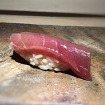 菊鮨 - 赤身（境港）と言われましたが、端の方は中トロぽい味わいでした。美味しい。