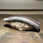 菊鮨 - 小鰭・・絶妙な酢加減で、旨みを感じる品。