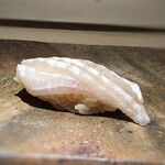 菊鮨 - 私には「鯖」の代わりに「エンガワ」。厚みのあるエンガワで、脂がのり美味しいこと。