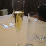 ウシマル - ワイン用のぶどう果汁100％スパークリングジュース