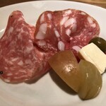 スガハラ - ソプレッサ・ヴェネタ + 黒胡椒入りサラミ + 小桃の酢漬け + タレッジョチーズ + 紅玉の塩漬け（アップ）