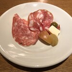 スガハラ - ソプレッサ・ヴェネタ + 黒胡椒入りサラミ + 小桃の酢漬け + タレッジョチーズ + 紅玉の塩漬け