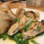 スガハラ - 愛媛産 平鱸のカマ グリル + アスパラ菜（アップ）