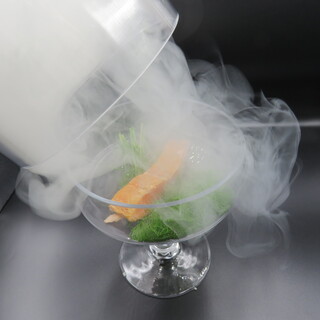 煙がモクモク♪とろけるサーモンの瞬間燻製