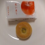 御菓子所 高木 - 「紅い実り」は、白餡の中に、広島県産リンゴの粒入りジェルを入れた和菓子です。生産量は少ないのですが、広島県の北部はリンゴの産地です。昔ながらの甘酸っぱい味にファンも多く、贈答用にも喜ばれています。緑茶に合うと思います。