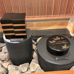 加賀屋別邸 松乃碧 - 黒塗曲家七段重ね金、茶櫃