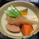 Pura ttu tsu - 松花堂弁当・魚天ぷら付き 1,800円（税別）の 煮物。　　　　　　2020.02.01