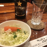 キッチンパパ - ランチのセットはサラダ付き。
            ビールなどのアルコールもあります(*^^*)